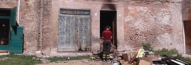 Tragedia a Ferrara: 77enne uccide moglie e figlio, poi dà fuoco alla casa e si spara