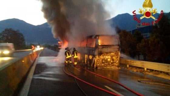 Irpinia: bus distrutto dalle fiamme, salvi i passeggeri