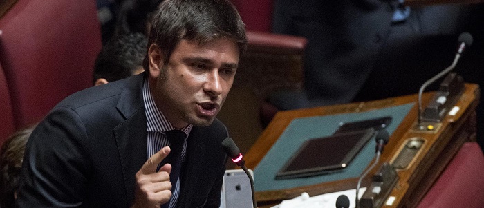 Vitalizi, scontri alla Camera: Boldrini espelle Di Battista