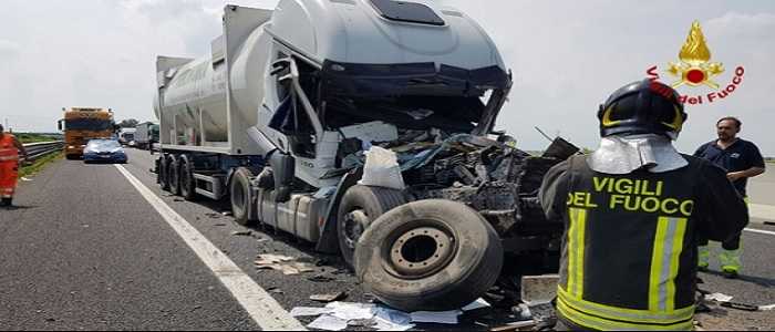 Incidente sull'A4 tra mezzi pesanti: un morto