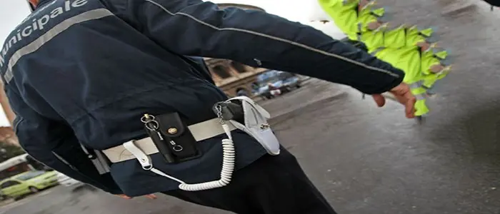 Prende pistola a vigile, l'ha puntata contro l'agente