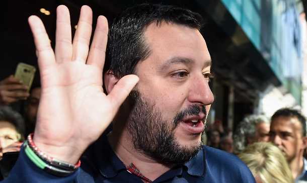 Salvini: "O vinciamo le elezioni o siamo noi italiani a dover prendere il barcone"