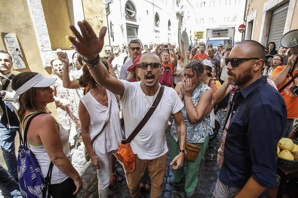 Vaccini, manifestanti no vax aggrediscono deputati pd