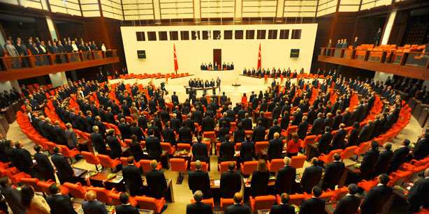 Turchia, l'opposizione passa la notte in Parlamento per protesta