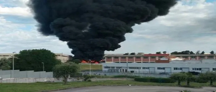 Incendi: fiamme a Milano e Roma, allarme nube tossica