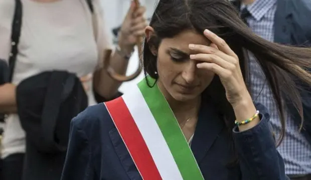 Il mea culpa della Raggi: "Roma è difficile. Commessi errori, ora pugno di ferro"