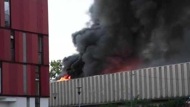 Milano, incendio in deposito rifiuti e nube nera: paura a Bruzzano