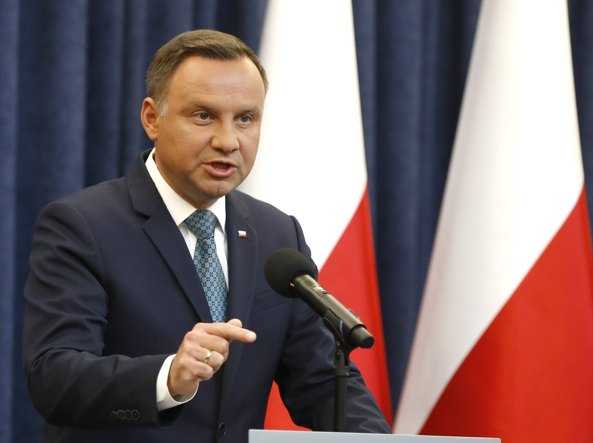 Polonia, il presidente Duda respinge la riforma della giustizia: "limita l'autonomia dei giudici"