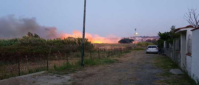 Paura tra Soverato e Montepaone, un incendio lambisce alcune abitazioni (Video)