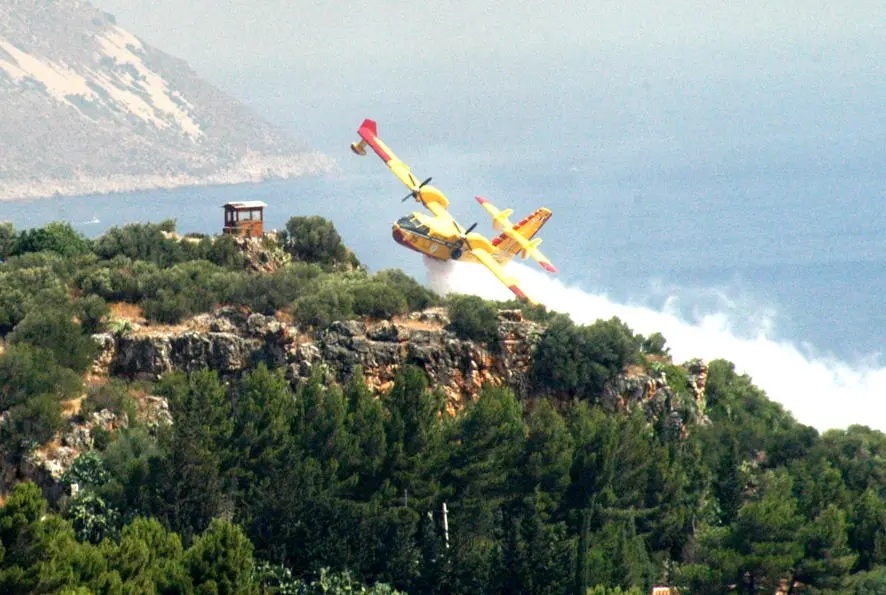 Sicilia: Riserva Zingaro continua il rogo