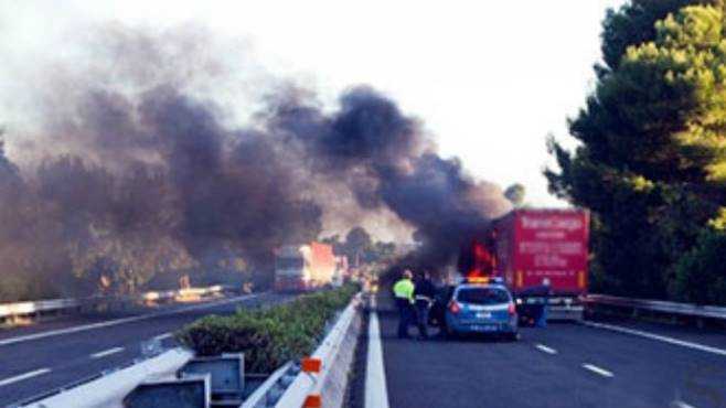 Incendi: Pauroso incendio a Roma, A1 chiusa nelle due direzioni a Ponzano Romano