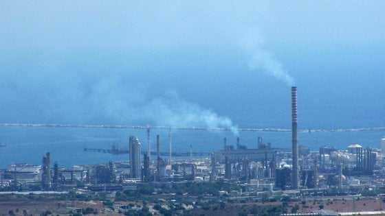 Inquinamento, a Siracusa sequestrati tre impianti del petrolchimico