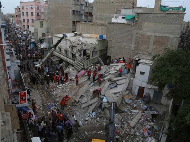 Crolla un edificio di tre piani in Pakistan: morti e feriti. Tra le vittime due bambini