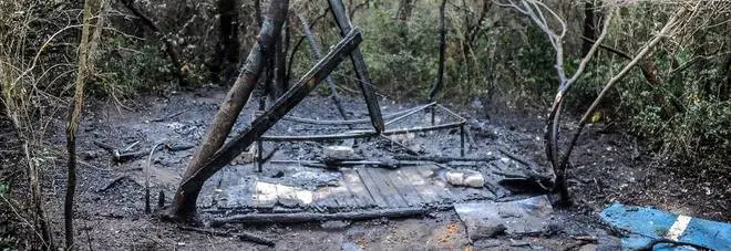 Incendio Castel Fusano, lite Raggi-Regione sui soccorsi
