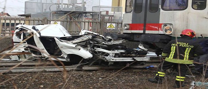 Auto investita da treno a passaggio a livello, un morto