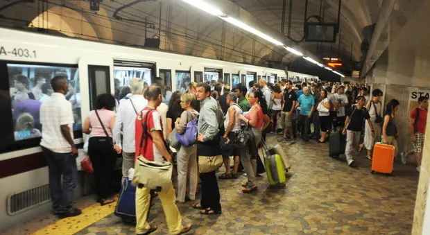 Roma, metro B: donna resta incastrata, è in gravi condizioni