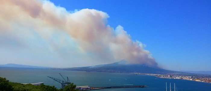 Il Vesuvio in fiamme, persi 70 ettari di terra