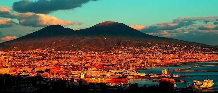 Napoli, incendi avvolgono il Vesuvio: oltre 2 chilometri di fuoco