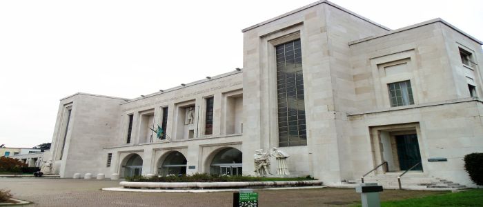 Milano, clochard aggredito con acido in faccia in pieno centro. E' grave