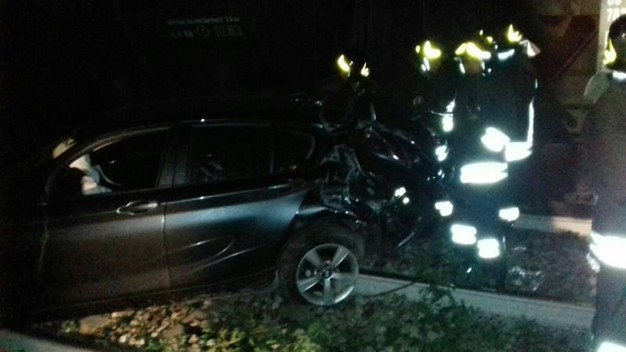 Auto precipita da viadotto e investita da un treno. Incolumi i 5 occupanti