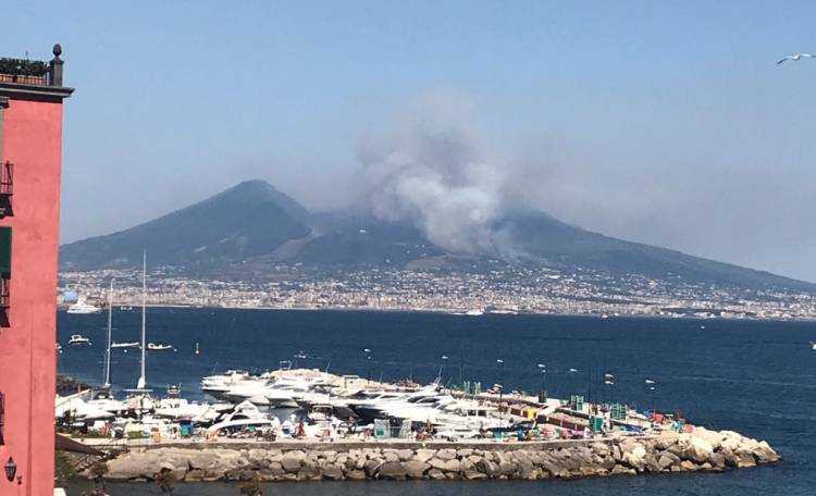 Vasto incendio sul Vesuvio. Accessi chiusi e turisti in fuga