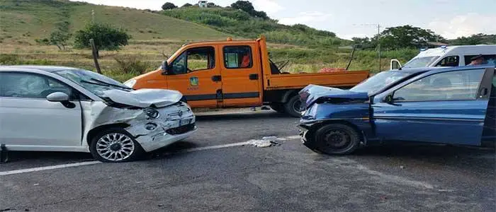 Catanzaro, scontro frontale sulla SS106: cinque feriti