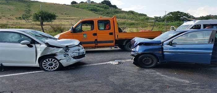 Catanzaro, scontro frontale sulla SS106: cinque feriti