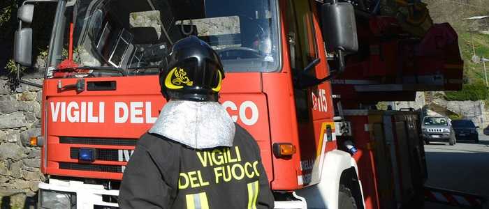 Roma, incendio in un autodemolitore: due ustionati gravi