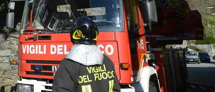 Roma, incendio in un autodemolitore: due ustionati gravi