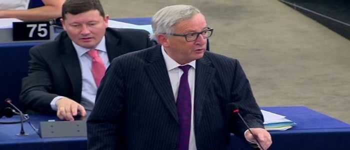 Parlamento Ue deserto al dibattito sui migranti. Juncker: "Siete ridicoli"