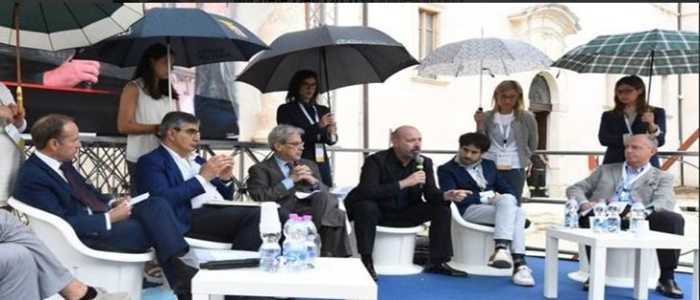 Donne "porta-ombrelli" al convegno della Regione Abruzzo. Camusso: "Spettacolo pessimo"