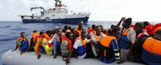 Migranti, l'Italia avverte: ipotesi blocco alle navi straniere