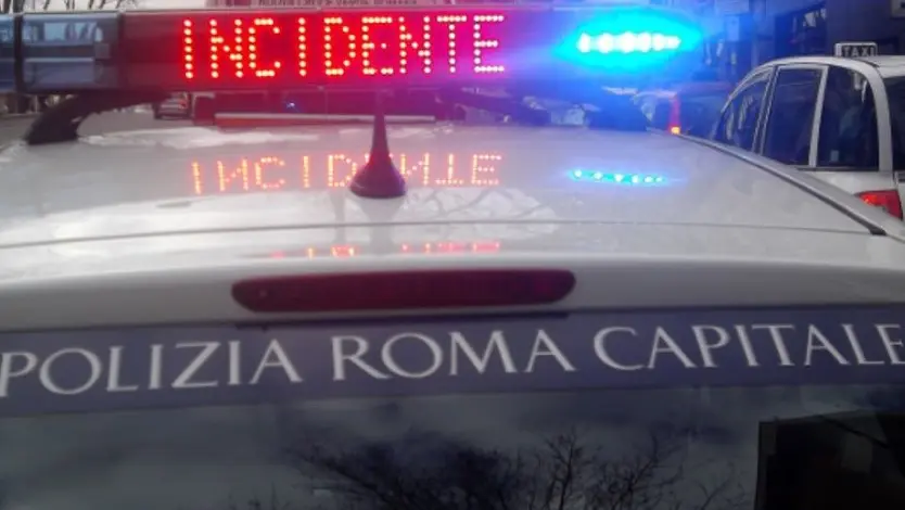 Roma, via del Mare: travolti da un furgone mentre compilavano il cid