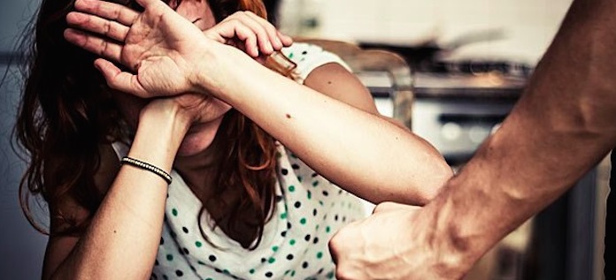 Violenza donne: picchia e stupra convivente, arrestato a Salina