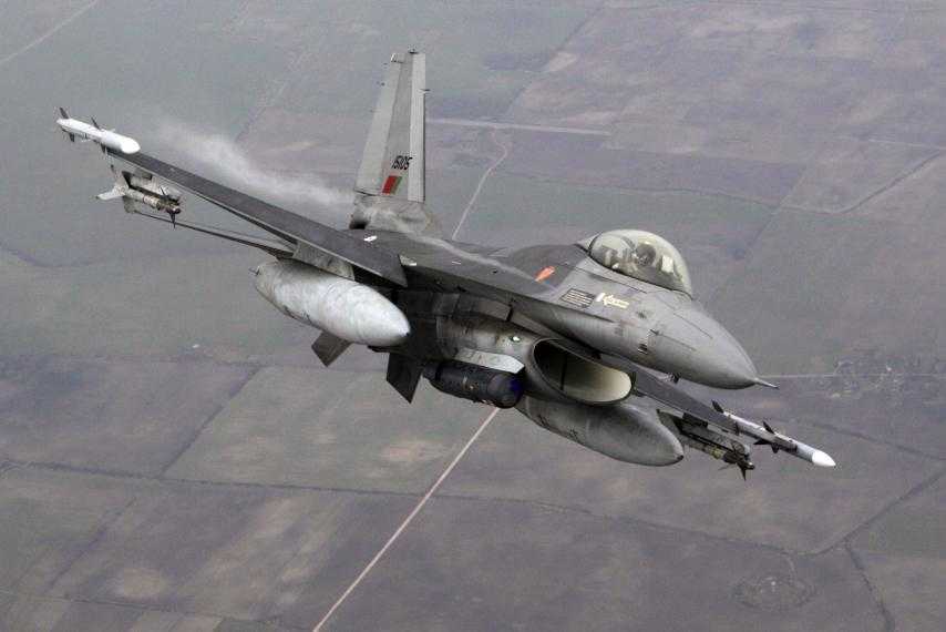 Tensione nei cieli sul Baltico, jet NATO tenta di avvicinare aereo del ministro Difesa russo