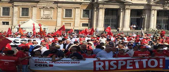 Voucher, "libretto famiglia": protesta dei sindacati in piazza a Roma
