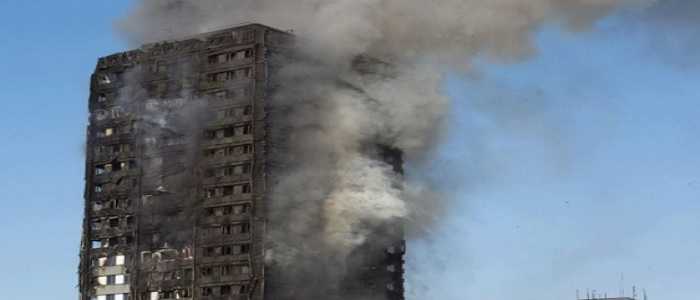 Incendio palazzo a Londra, 12 morti. Farnesina: "Due italiani dispersi"