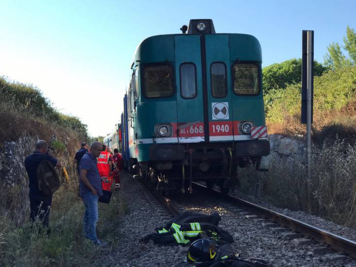 Puglia, scontro treni. Procura apre inchiesta: ipotesi disastro e lesioni