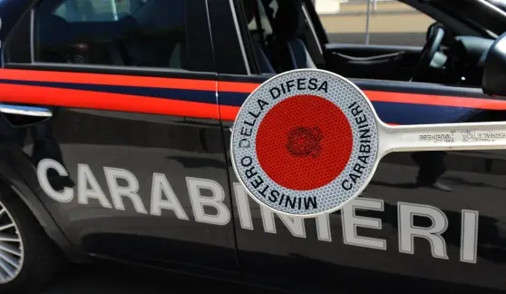 Caserta, si getta dall'auto in corsa per sfuggire al marito violento