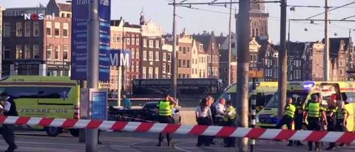 Amsterdam, auto sulla folla vicino alla stazione. Otto feriti