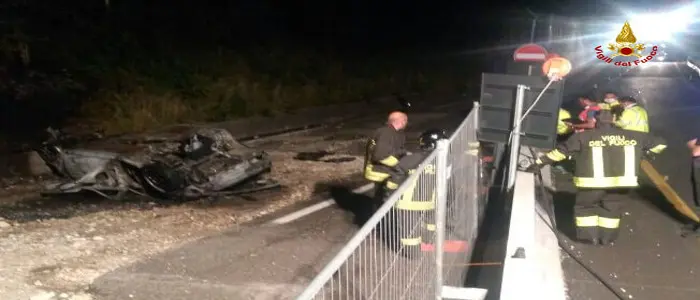 Cassola, auto va fuori strada, conducente muore carbonizzato