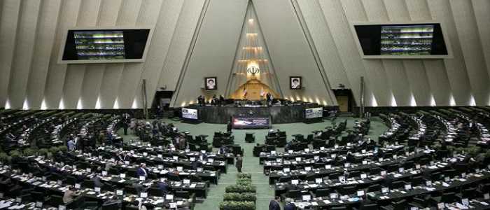 Teheran, sparatoria al Parlamento e al monumento di Khomeini. Un morto e diversi feriti