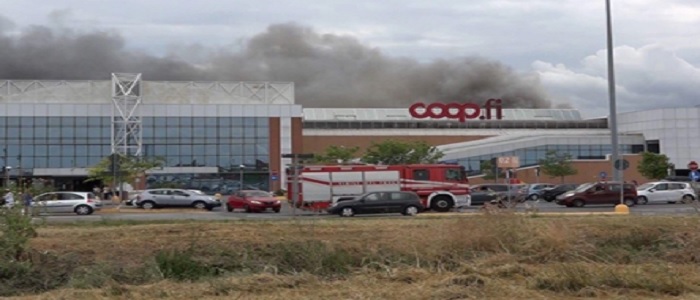 Navacchio, incendio all'Ipercoop. Evacuati dipendenti e clienti