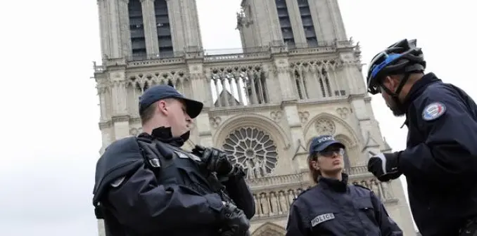 Parigi, aggressione di un a a Notre-Dame, ferito un agente di Polizia