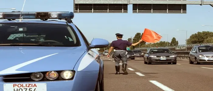 A26, maxi tamponamento tra cinque auto e due tir: traffico bloccato, quattro feriti