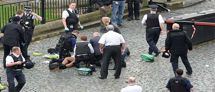Terrore e sangue a Londra, "questo e' per Allah". Uccisi i 3 assalitori. Paura su voto Gb (Video)