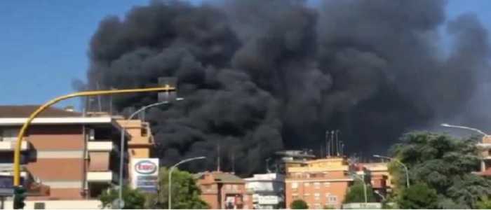 Roma, incendio in un autodemolitore