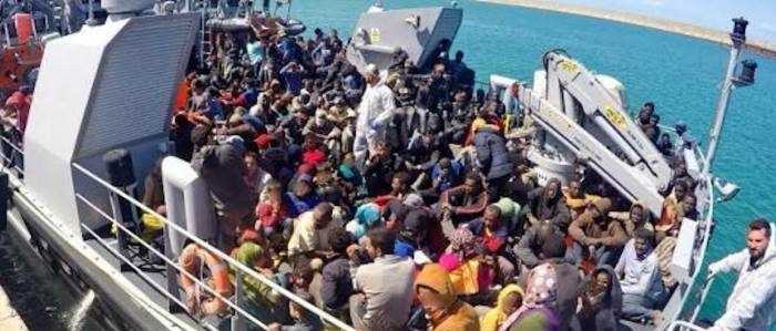 Migranti, nave Msf salva 1500 persone ma naviga 3 giorni senza cibo per G7