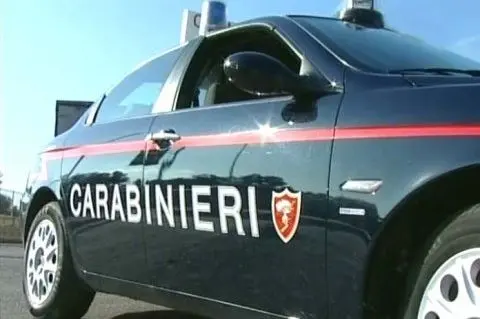 Segrate, spara alla moglie per strada e poi tenta suicidio. Gravissima la donna