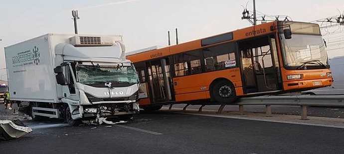 Camion tampona autobus a Mestre: 24 feriti